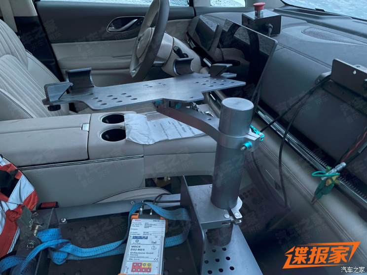 取消副驾驶屏幕 提供移动滑轨？岚图梦想家内饰谍照