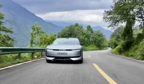 要帅又要好开？奥迪E5性能版quattro+星钻光幕，出门稳吸睛！